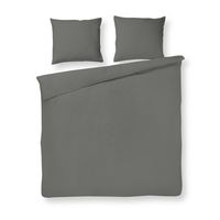 Grijze dekbedovertrekset met twee bijpassende kussens, perfect voor een stijlvolle slaapkamerinrichting.