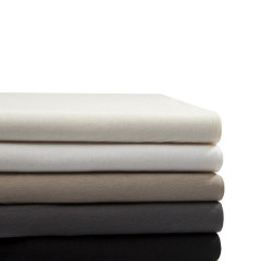 Een stapel van vijf rustgevende kleuren hoeslakens voor een comfortabele en stijlvolle slaapkamer.