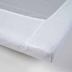 Matras met een ademende witte hoes, ideaal voor comfort en ventilatie tijdens het slapen.