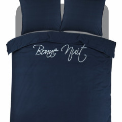 Dekbedovertrekset met een charmante 'bonne nuit' opdruk, perfect voor een sfeervolle slaapkamerinrichting.
