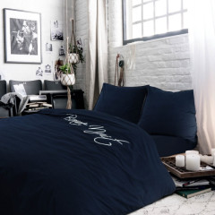 Stijlvol dekbedovertrekset met de tekst 'bonne nuit', ideaal voor een warme en uitnodigende slaapomgeving.