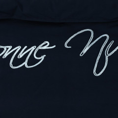 Close up van stijlvol dekbedovertrek met de tekst 'bonne nuit' in een opvallend lettertype.