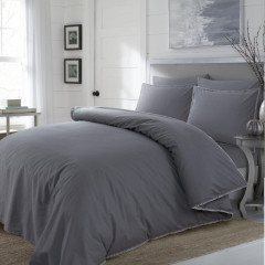 Grijs beddengoedset van katoen, met dekbedovertrek en kussenslopen, klaar voor een goede nachtrust.