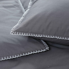 Stijlvolle grijze en witte kussenslopen met witte stiksels, een mooie aanvulling voor je interieurdecoratie.