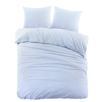 Een bed met twee kussens en een blauwe dekbed, klaar voor een comfortabele nachtrust.