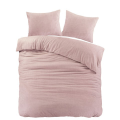 Roze dekbed met twee kussens, een uitnodigende en comfortabele uitstraling voor elke slaapkamer.