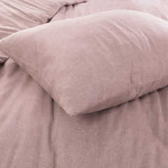 Close-up van een bed met een kussen, zacht en uitnodigend, klaar voor een goede nachtrust.