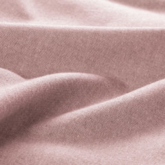 Detailopname van een roze stof, met een rijke kleur en een fijne, zachte textuur.