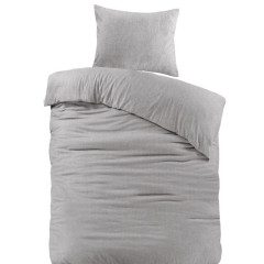 Een bed met een grijze dekbed en kussen, eenvoudig en comfortabel ingericht.