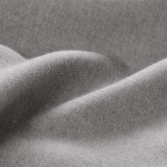 Close-up van de stof van een grijs dekbedovertrek, waarin de textuur en kleur goed duidelijk wordt.