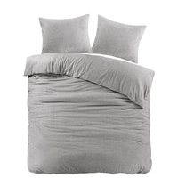 Een bed met twee kussens en een grijze dekbed, klaar voor een comfortabele nachtrust.