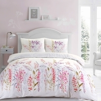 Een sfeervolle slaapkamer met witte muren en een dekbed met delicate roze bloemen, perfect voor een rustgevende en vrolijke uitstraling.