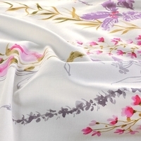 Een stof met een delicate combinatie van witte en roze bloemen, ideaal voor een frisse uitstraling.