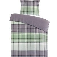 Een bed met een groen en grijs geruit beddengoedset, inclusief dekbed en kussens, geeft een gezellige uitstraling.