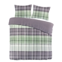 Een bed met een groen en grijs geruit beddengoedset, inclusief dekbed en kussens, geeft een gezellige uitstraling.