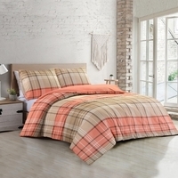 Een gezellige slaapkamer met een bed, een dressoir en een raam voor daglicht.