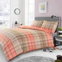 Een bed met een geruite dekbed en een nachtkastje ernaast, in een gezellige slaapkamer.