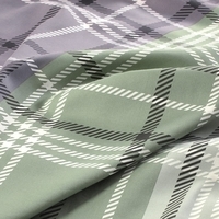 Detailopnaame van een groen-wit geruit stof, met een fris en levendig patroon dat perfect is voor kleding of interieur.