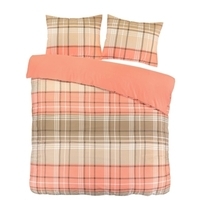 Een bed met een geruite dekbed en een kussen, klaar voor een comfortabele nachtrust.