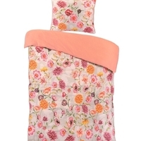 Grijs met roze beddengoed met bloemenpatroon en een kussen, brengt een levendige sfeer in elke slaapkamer.