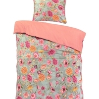 Een bedset met een bloemenpatroon in roze en groene tinten, perfect voor een frisse en vrolijke slaapkamerinrichting.