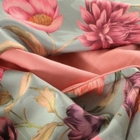 Nauwkeurige weergave van een bloemenprint stof, met rijke kleuren en fijne details van de bloemen.