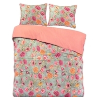 Een bedset met een bloemenpatroon in roze en groene tinten, perfect voor een frisse en vrolijke slaapkamerinrichting.