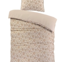 Een bed met een prachtig beige bloemendessin en comfortabele kussens, dat warmte en stijl aan de kamer toevoegt.