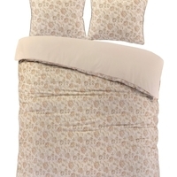 Een bed met een prachtig beige bloemendessin en comfortabele kussens, dat warmte en stijl aan de kamer toevoegt.