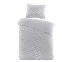 Een bed met twee kussens en een grijs dekbed, uitnodigend en comfortabel ingericht voor een goede nachtrust.