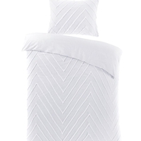 Een wit bed met een opvallend chevronpatroon, perfect voor een eigentijdse slaapkamerinrichting.