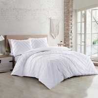 Een wit bed met een witte dekbed en witte lakens, stralend in een rustige slaapkameromgeving.