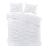 Een wit bed met een opvallend chevronpatroon, perfect voor een eigentijdse slaapkamerinrichting.