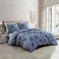 Een blauw dekbed met een geometrisch patroon, dat een moderne en stijlvolle uitstraling heeft voor elke slaapkamer.