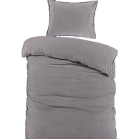 Een grijze dekbedset met twee kussens, ideaal voor een warme en stijlvolle slaapomgeving.