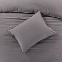 Een bed met een grijs kussen, perfect voor ontspanning en een gezellige sfeer in de slaapkamer.