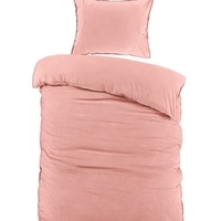 Een zacht roze dekbed met een bijpassende kussen, ideaal voor comfort en stijl.