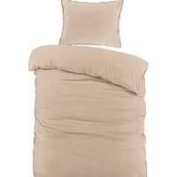 Een beige bed met een kussen en een dekbed, perfect voor een comfortabele nachtrust.