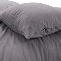 Close-up van een kussen op een bed, die een gevoel van rust en ontspanning uitstralen.