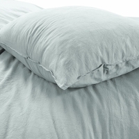 Een close-up van een bed met een zacht kussen, uitnodigend en comfortabel.