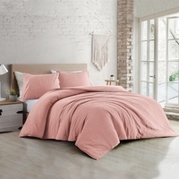 Zachtroze katoenen dekbed dat comfort en warmte biedt voor een gezellige slaapkamer.