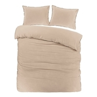 Een beige bed met twee kussens en een dekbed, perfect voor een comfortabele nachtrust.