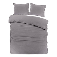 Een grijze dekbedset met twee kussens, ideaal voor een warme en stijlvolle slaapomgeving.