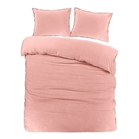 Een zacht roze dekbed met twee bijpassende kussens, ideaal voor comfort.