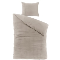 Een bed met twee kussens en een zandkleurige dekbedhoes, uitnodigend en comfortabel ingericht voor een goede nachtrust.