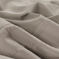 Detailopname van een bed met een gladde dekens, perfect voor een rustgevende slaapervaring.