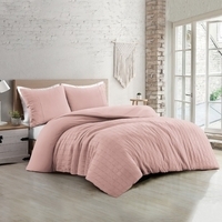 Comfortabele dekbedovertrekset in roze, ideaal voor een stijlvolle en gezellige slaapkamerinrichting.