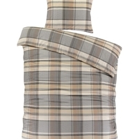 Een bed met een kussen en een plaid dekbed, een sfeervolle plek om te ontspannen en te genieten van rust.