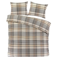 Een bed met twee kussens en een plaid dekbed, een sfeervolle plek om te ontspannen en te genieten van rust.