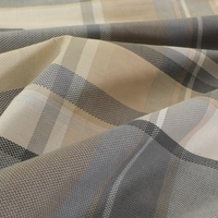 Detailopname van een geruite stof, met een mix van kleuren die een warm en uitnodigend gevoel geven.